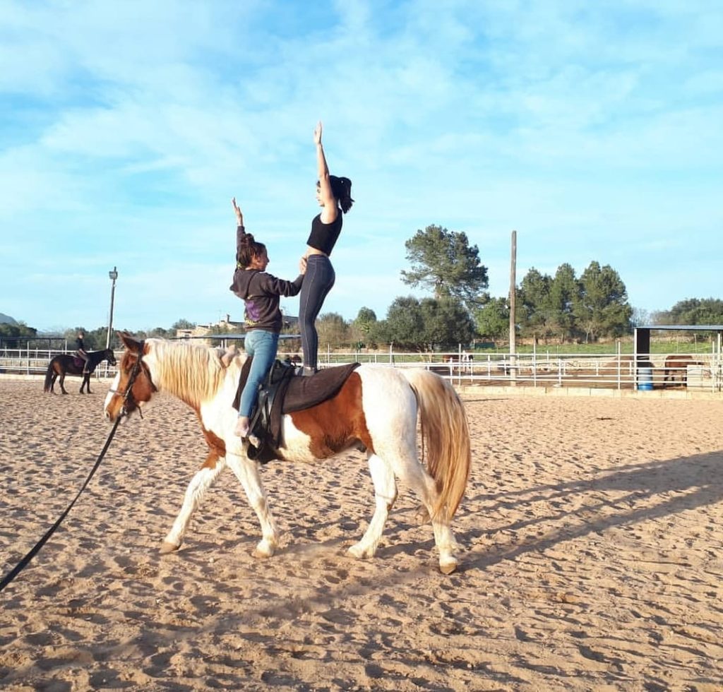 Alumno practicando el equilibrio